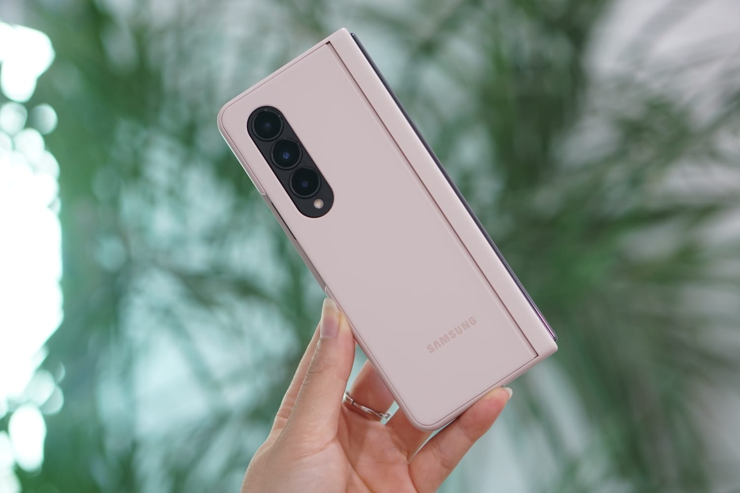 Óp lưng Samsung Slim Fold 4 dạng đứng Màu Da - Hàng chính hãng