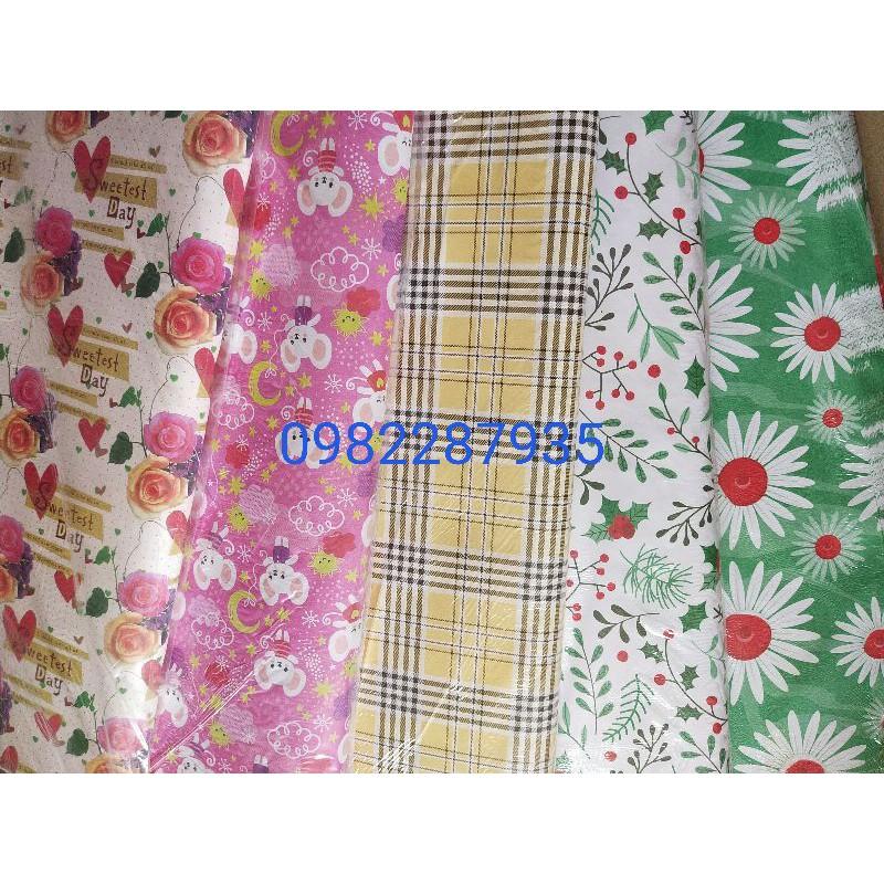 Set 10 tờ giấy gói quà noel thường + hoa kẻ hoạ tiết