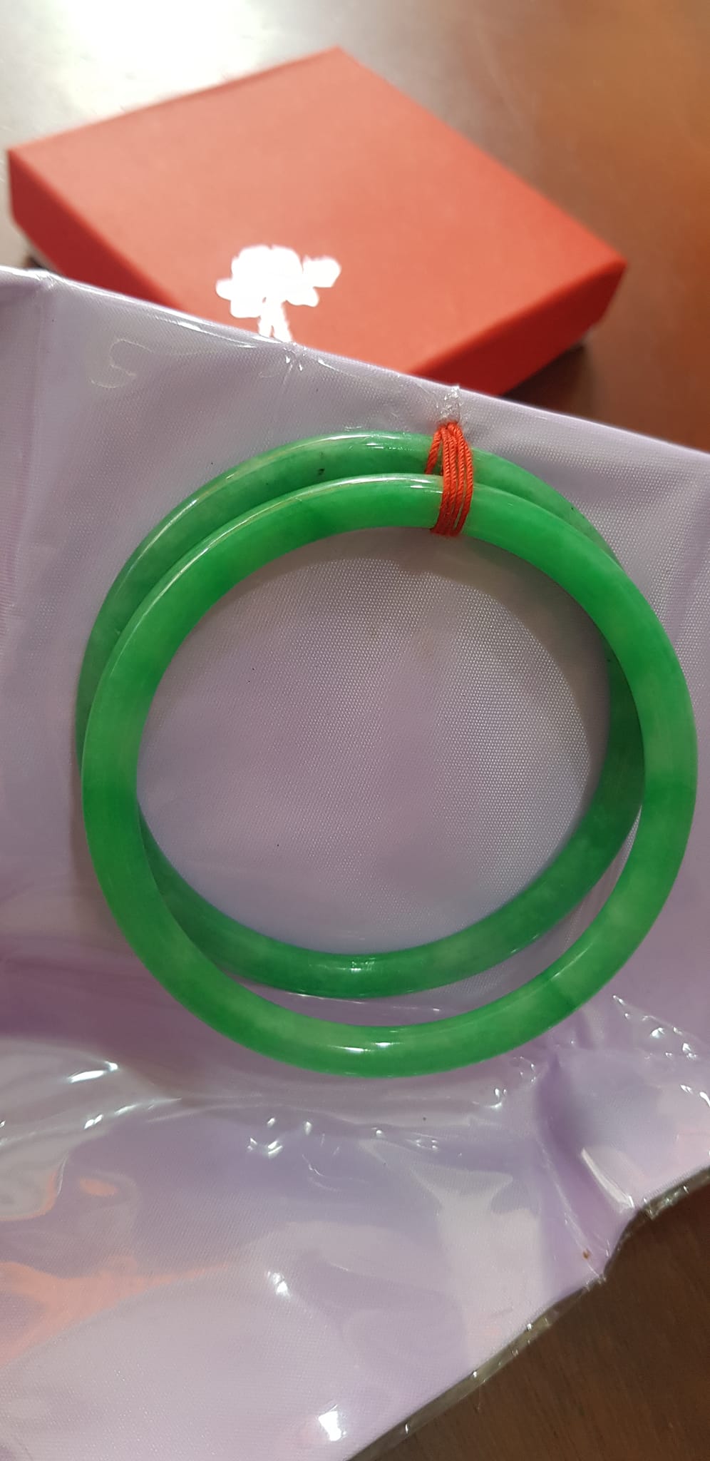 Cặp vòng cẩm thạch cọng Tròn T A Đẹp Sao N 55mm x dầy 5,2mm Cặp màu xanh Ngọc Tươi đều đẹp Nữ cân nặng tầm 54kg - 64kg đeo đẹp xinh tay ạ