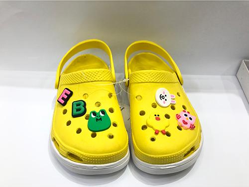 Dép sục sticker bảng chữ cái và động vật siêu cute màu vàng PT1323