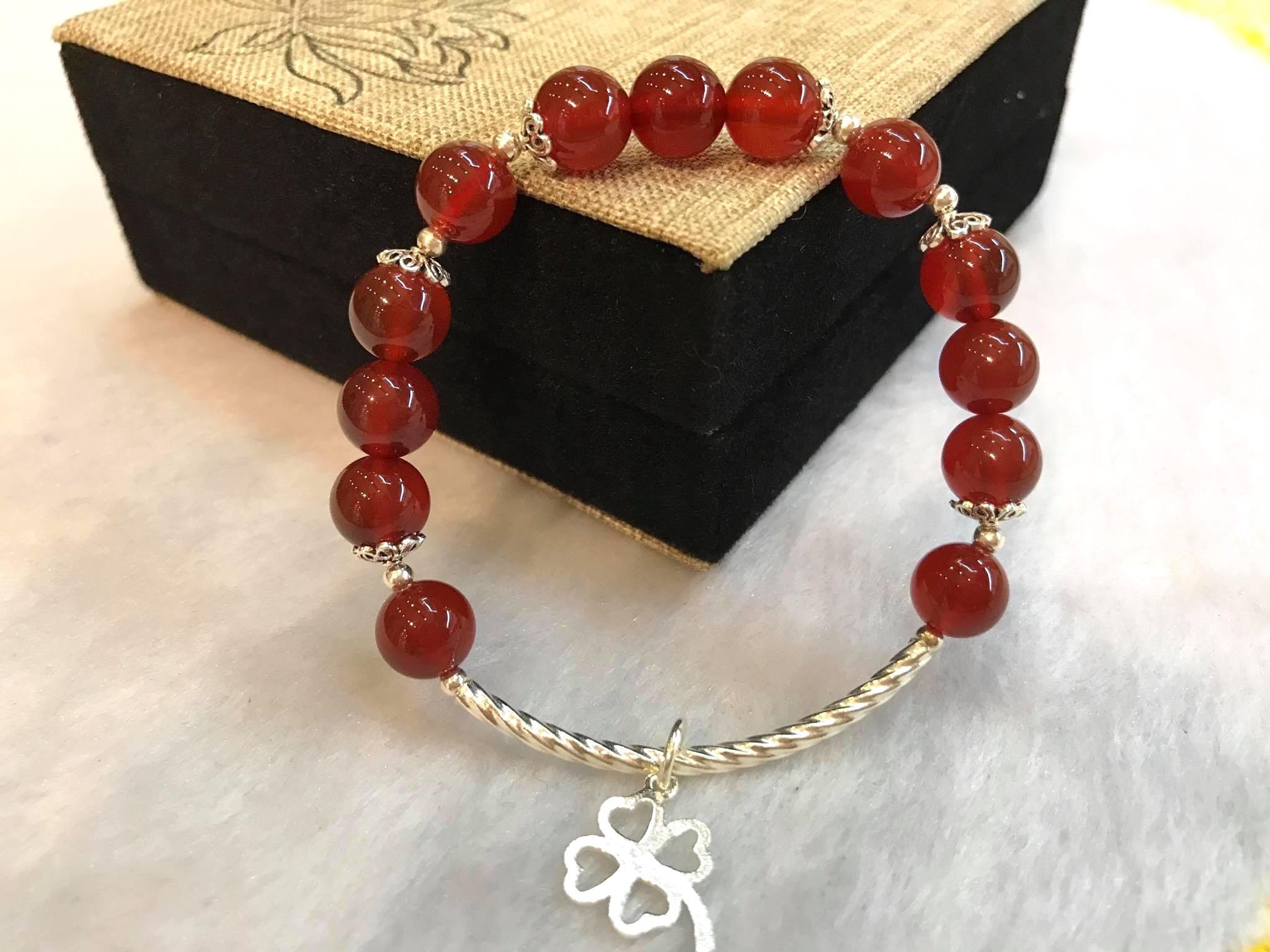 Lắc Tay Phong Thủy Đá Mã Não Đỏ 8 Ly Mix Charm Bạc