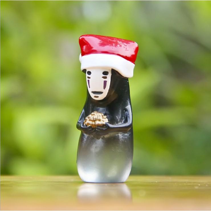 Mô hình Vô diện đội mũ Noel ôm vàng dùng trang trí tiểu cảnh, terrarium, móc khóa, DIY