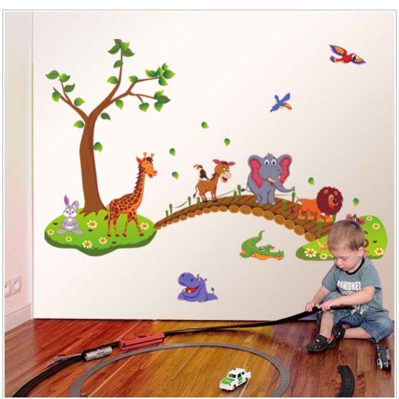Decal dán tường thú qua cầu cho bé