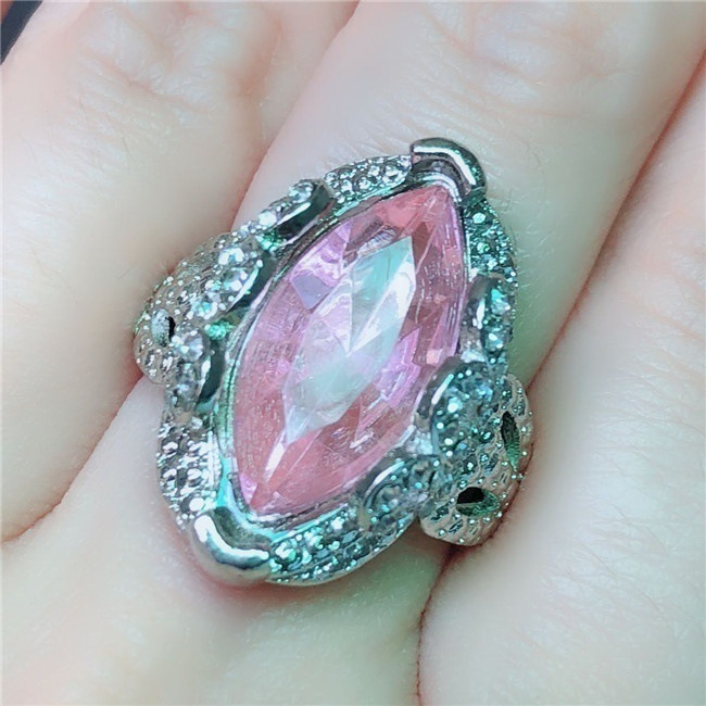 Nhẫn xoàn, đính đá Zircon, Kiểu dáng Ruby, Phong cách Âu Mỹ, Chất liệu Hợp kim tráng Platin Mẫu Luxi Green M002, Kèm túi đựng Cung Hỷ chất liệu Nhung gấm