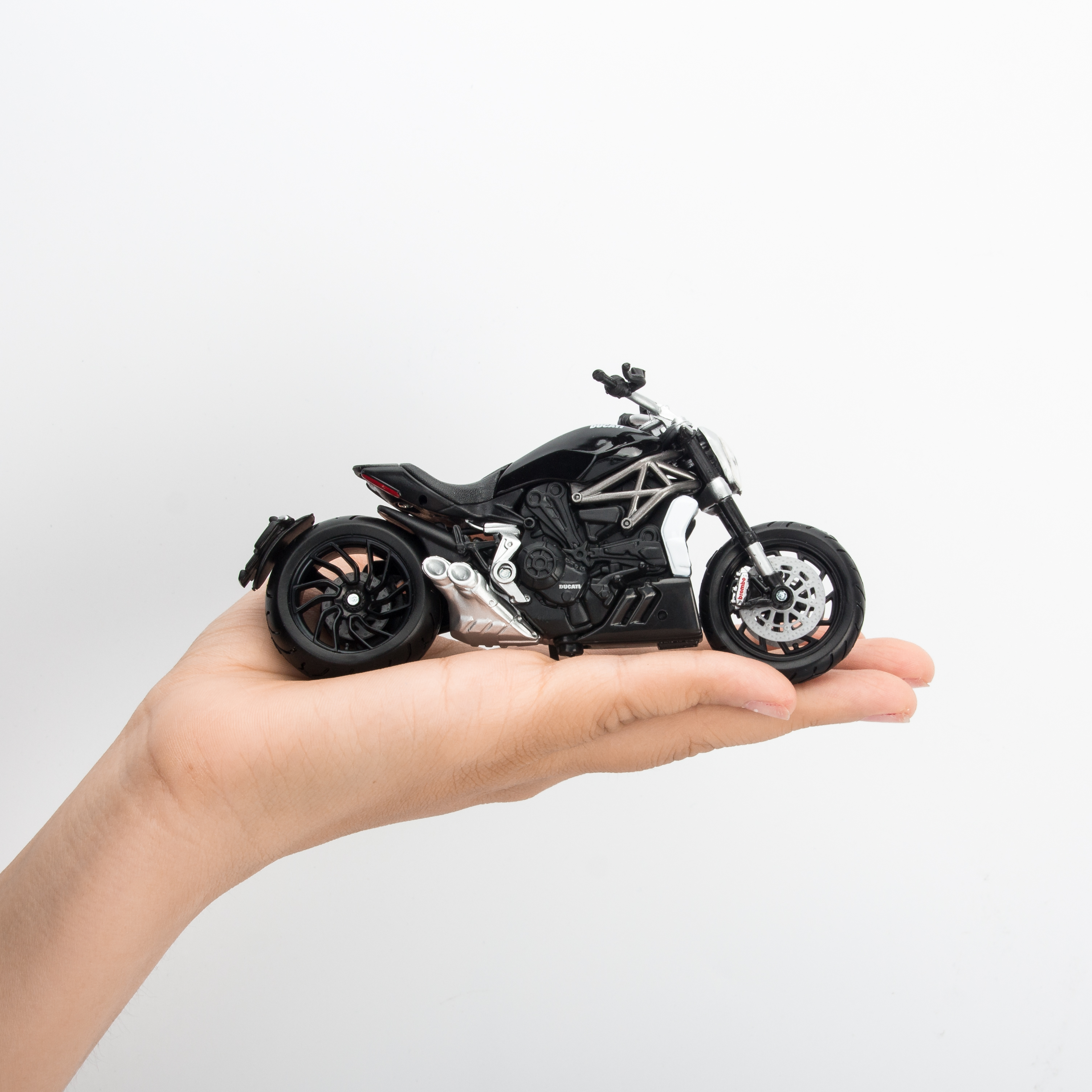 Mô hình xe mô tô Ducati X Diavel S 1:18 Bburago - 18-51066