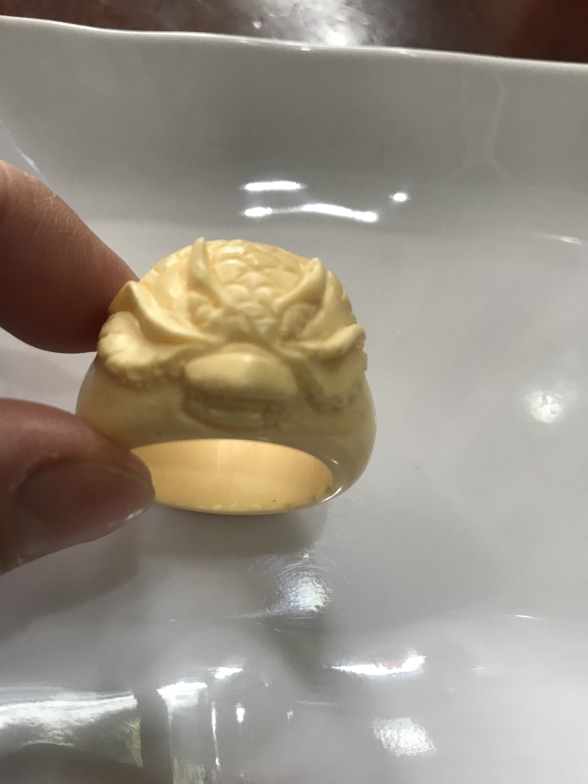 Nhẫn Nam Chạm Đầu Rồng Giả Ngà hay Xương Mỹ Nghệ màu trắng Ni to 24mm Cao 18mm Dầy 5mm Dành Cho Các Anh Nam đeo nhẫn ngón tay cái hay bất kỳ ngón tay nào ni lọt vừa tay là 24mm rẻ vẫn đẹp như thường ạ