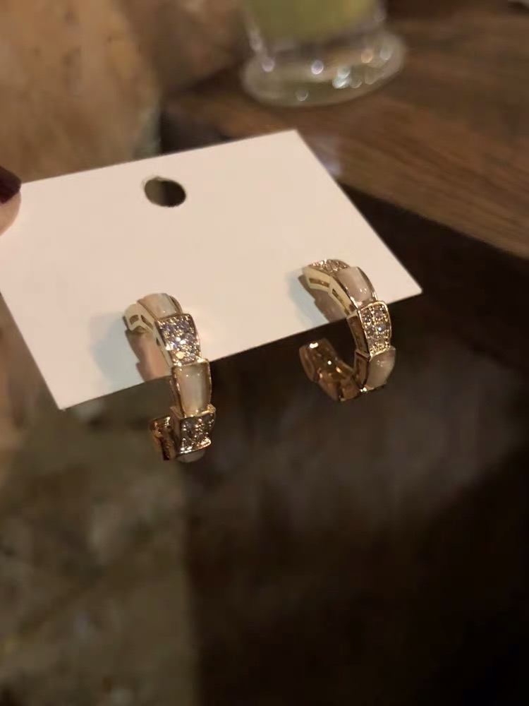 Khuyên tai chữ c đính đá phong cách vintage hàn quốc