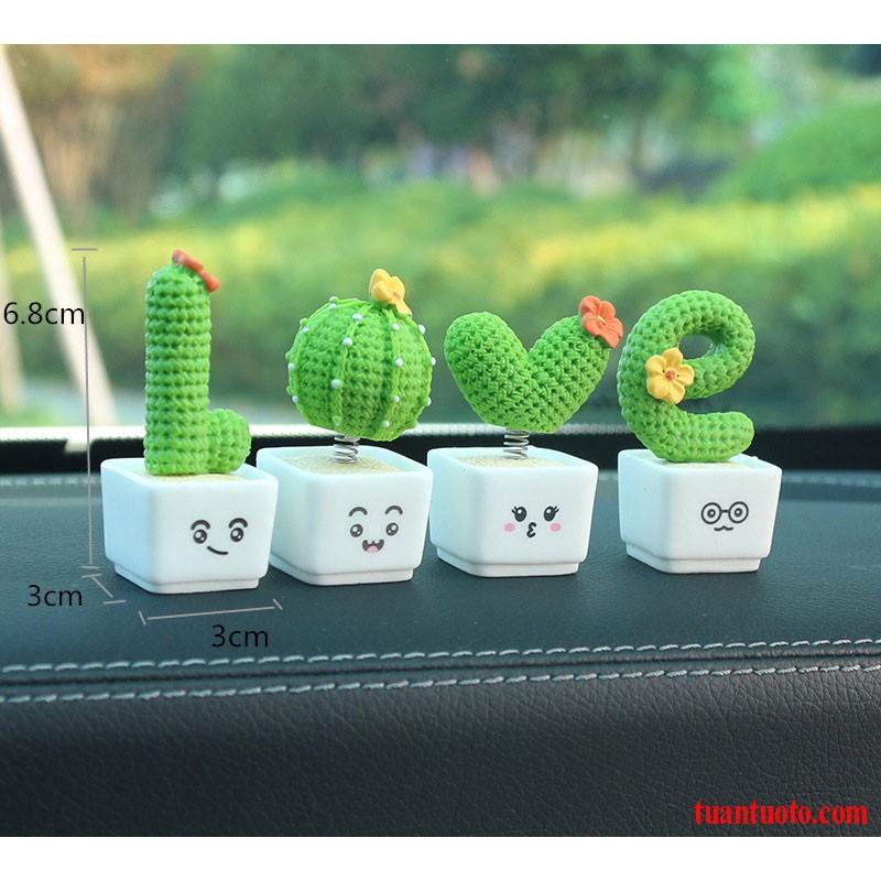 Bộ tượng cặp đôi hôn nhau và những chú thú cưng để trên ô tô