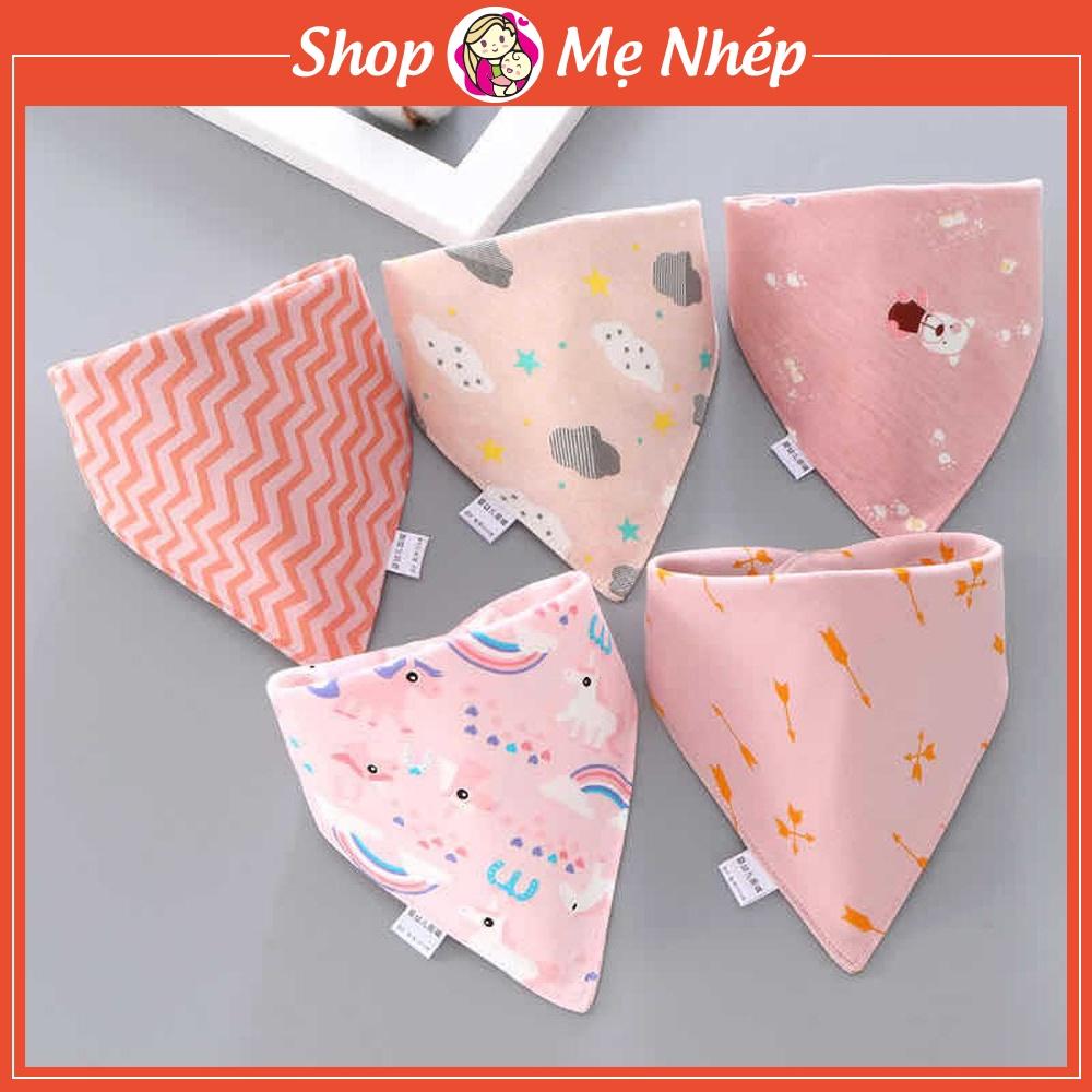 Set 5 yếm tam giác giữ ấm cổ cho bé được làm từ cotton, có cúc bấm rất tiện lợi