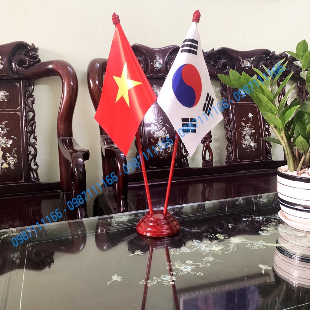 Cờ Để Bàn Đế gỗ Cắm 2 cờ Việt Nam - Hàn Quốc In Kỹ Thuật Số 3D Vải Phi Bóng