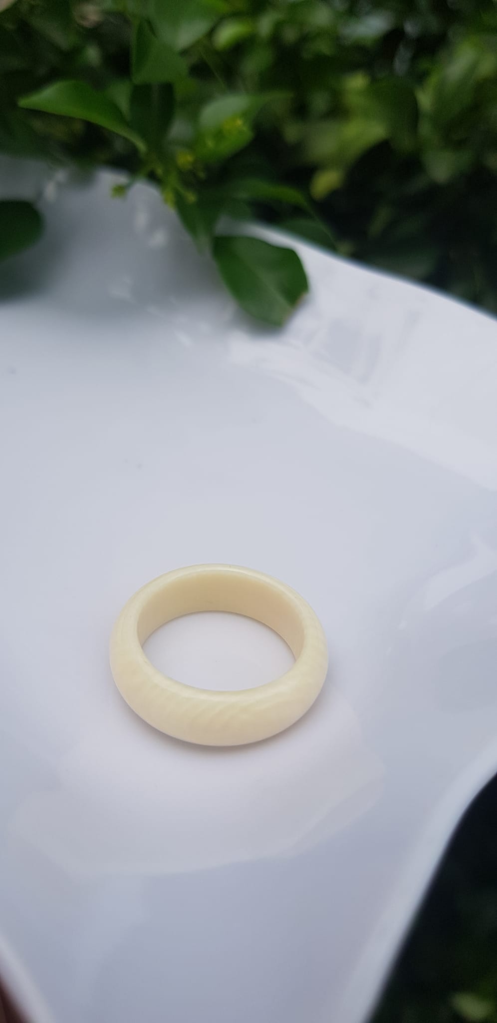 Nhẫn Nam tay nhỏ và nữ Nhẫn Ni 17mm x cao 6mm x dầy 3mm Màu trắng Ngọc Ngà vân tự nhiên đẹp sang tay ạ