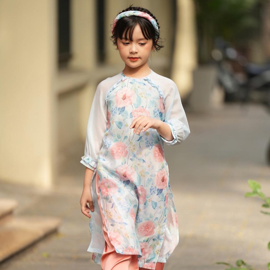 Áo dài cách tân bé gái BYZU chất vải tơ cổ tròn, phối tay bồng hoa nhí màu pastel