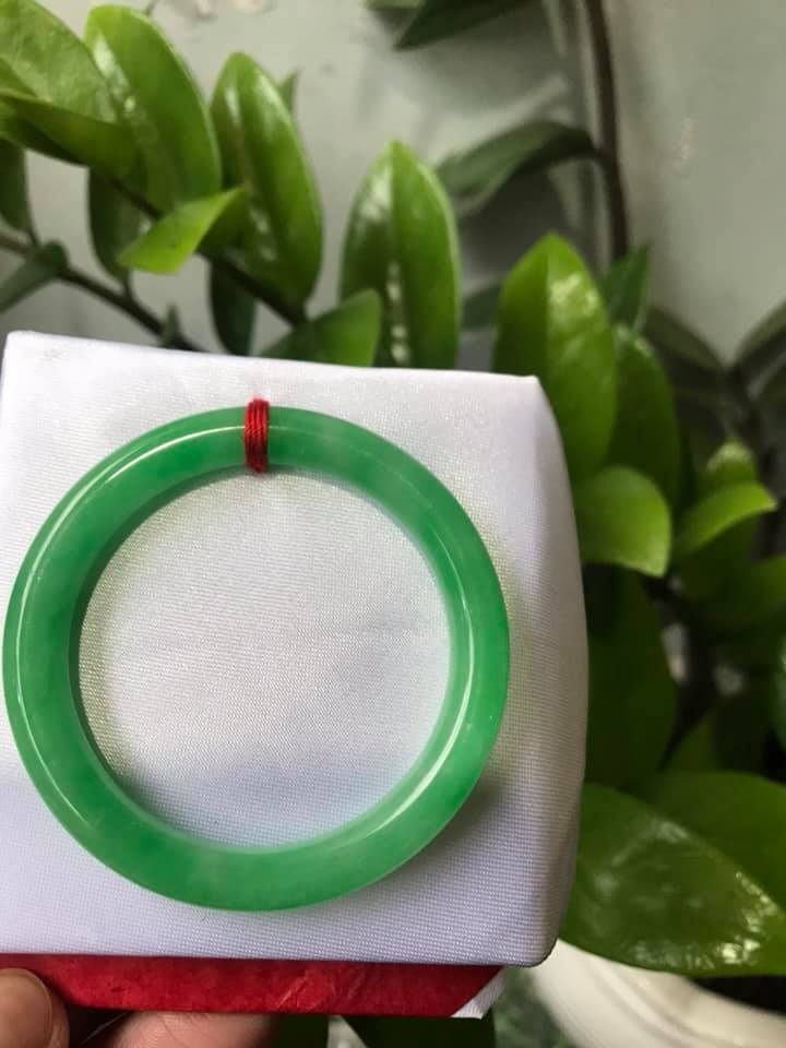 Vòng Tay Phong Thủy Đá Cẩm Thạch Lý B size 48mm x dầy 7,5mm Màu Xanh Lá nhẹ đều vòng đẹp Nữ nữ 35kg - 49kg đeo ạ