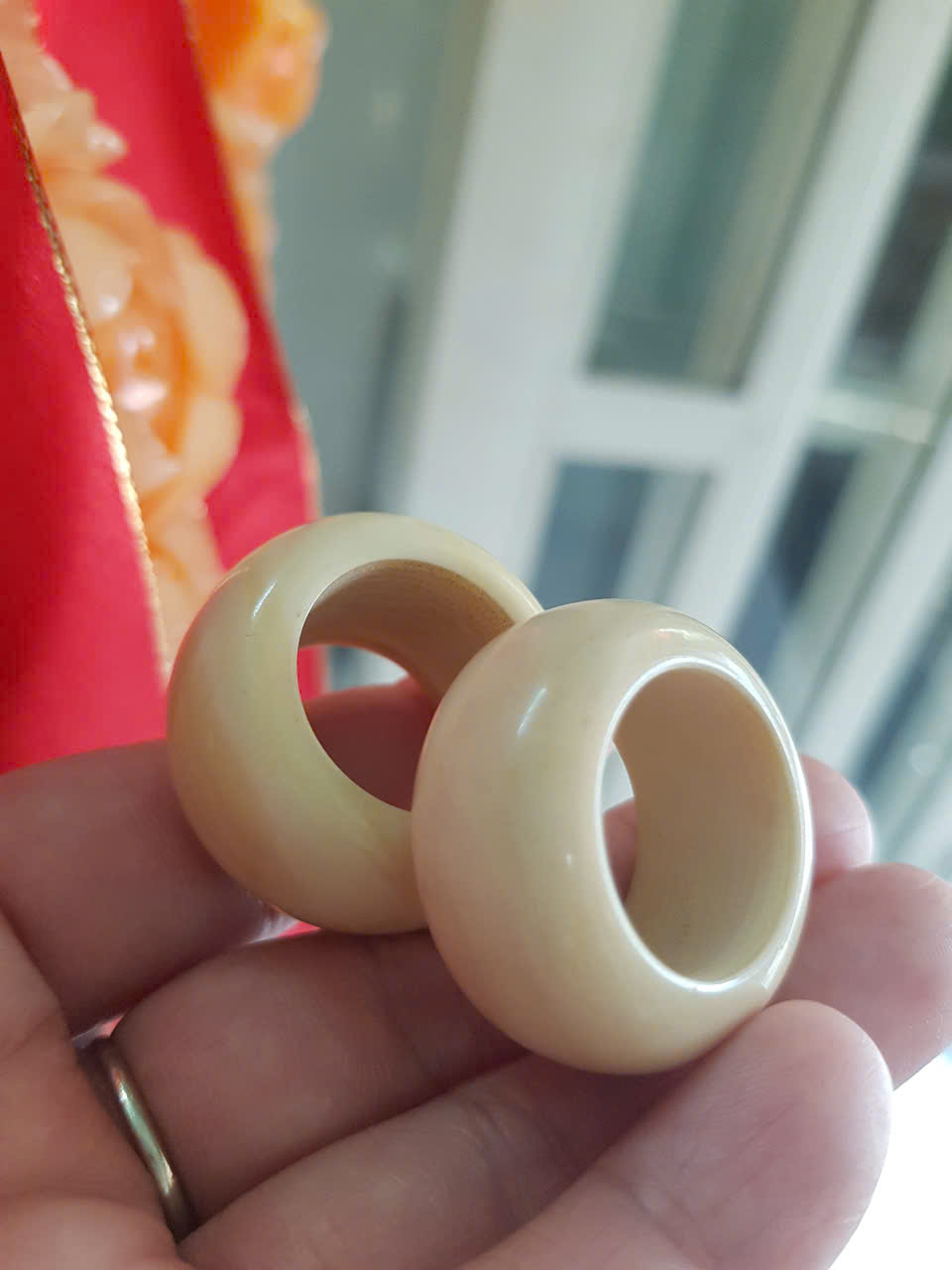 Nhẫn Nam Giả Ngà hay Xương Mỹ Nghệ màu trắng Ni 19mm Cao 15mm Dầy 6mm Dành Cho Các Anh Nam đeo nhẫn ngón tay cái hay bất kỳ ngón tay nào ni lọt vừa tay là 19mm rẻ vẫn đẹp như thường ạ