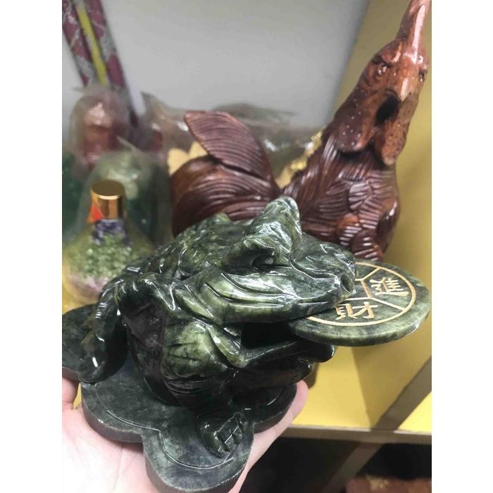 Tượng Cóc Ngậm Tiền Thiềm Thừ Phong Thủy Đá Sprentine Tự Nhiên Xanh Đậm Size 15cm Hợp Mệnh Thủy Mộc Hỏa trưng trên bàn, bàn thờ thần tài ở nhà, công ty, shop , cửa hàng ạ
