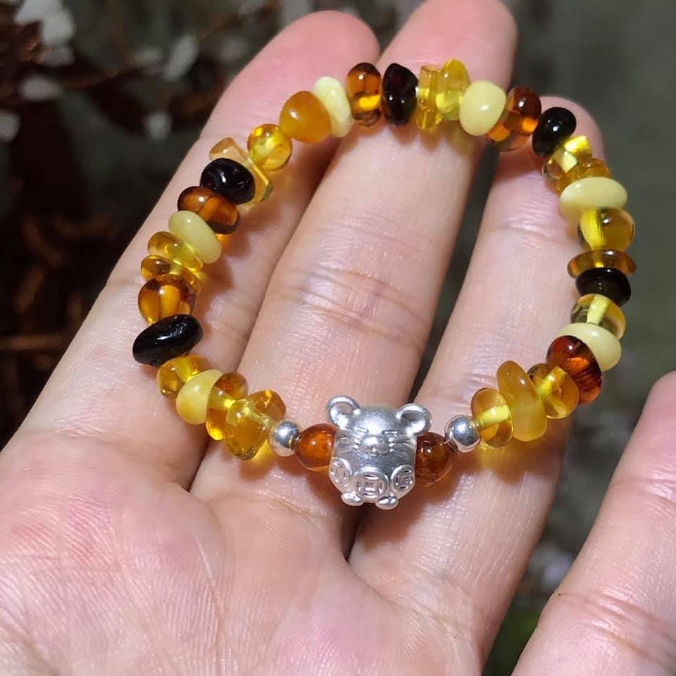 Vòng tay Hổ Phách tự nhiên mix con giáp bạc xi vàng cho bé