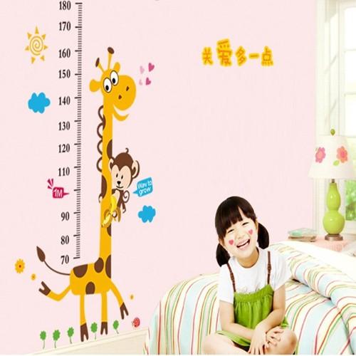 Decal dán tường thước đo khỉ và hươu cao cổ cho bé