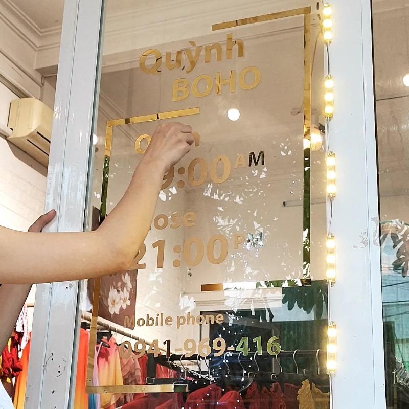 Cắt chữ mica theo yêu cầu - giờ làm việc, welcome trang trí cửa kính ra vào, cửa hàng, quán ăn, địa điểm kinh doanh