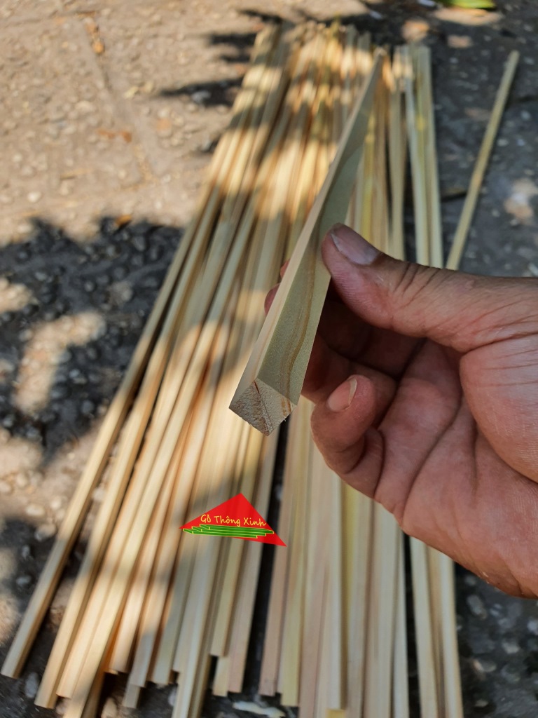 Thanh gỗ thông vuông 1cm ,dài 80cm dùng làm nẹp chỉ, đóng chuồng chim, làm khung viền, DIY