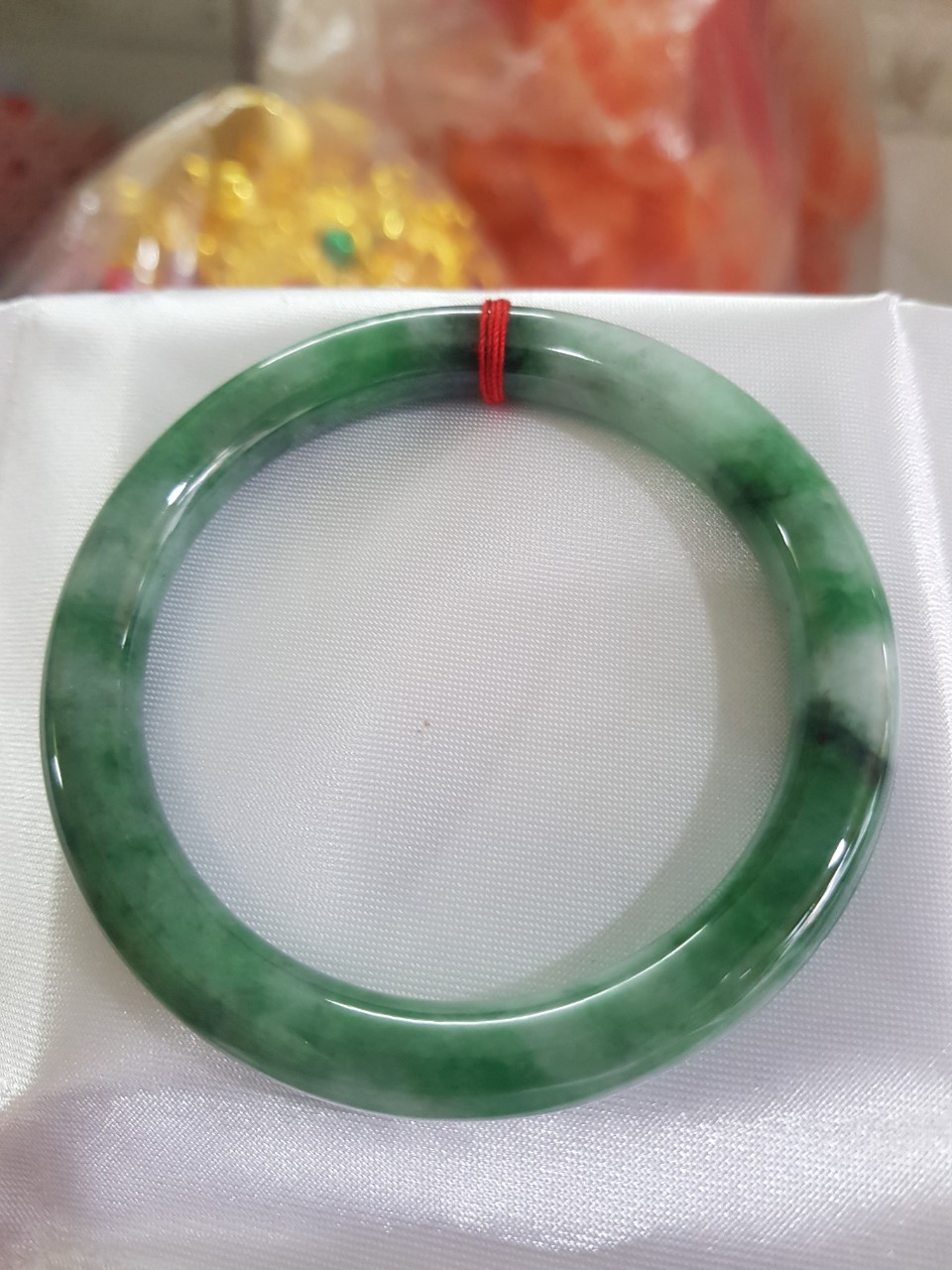 Vòng Cẩm Thạch tự nhiên mới cao cấp đẹp Đậu Lý Sịn Sao 54mm x cọng 8mm màu xanh đậu lý đậm nhạt điểm trắng nhẹ đẹp bóng nữ 53kg - 60kg đeo rất đẹp sang tay món quà tặng Mẹ , Vợ người thân ý nghĩa ạ