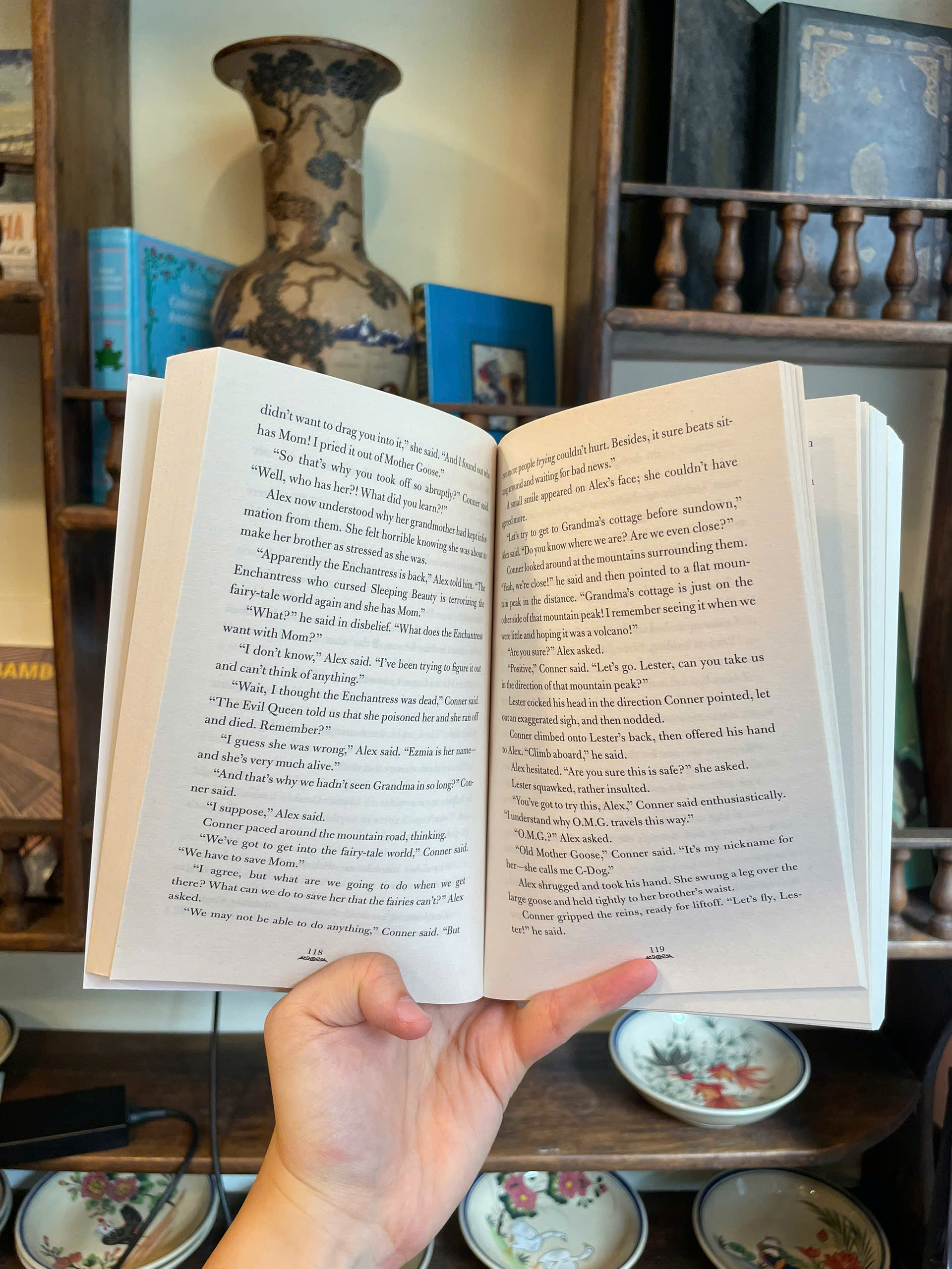 Sách - The Land of Stories the Enchantress Returns by Chris Colfer/ Sách thiếu nhi tiếng Anh