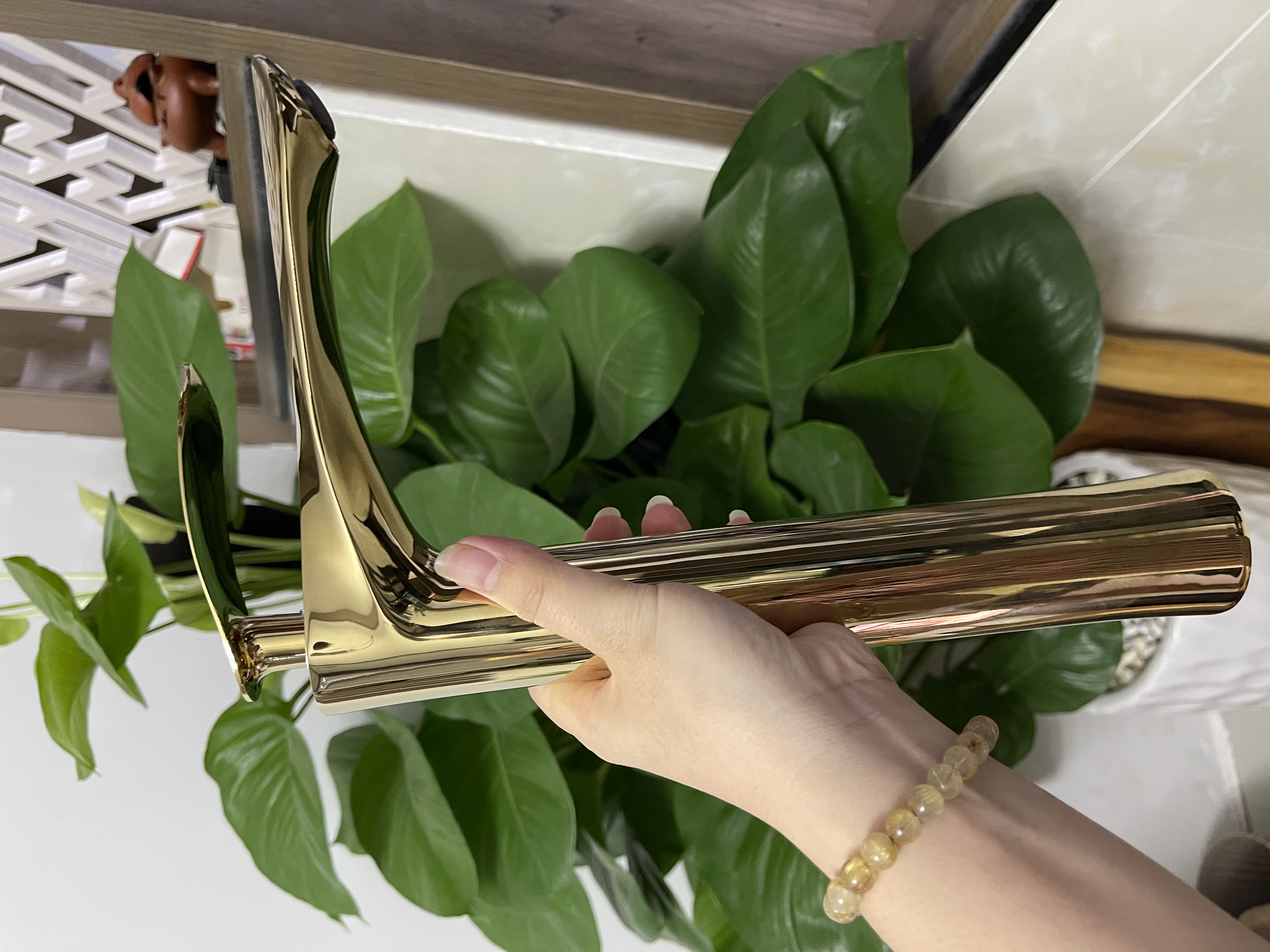 Vòi Lavabo nóng lạnh vàng lá mạ 30cm