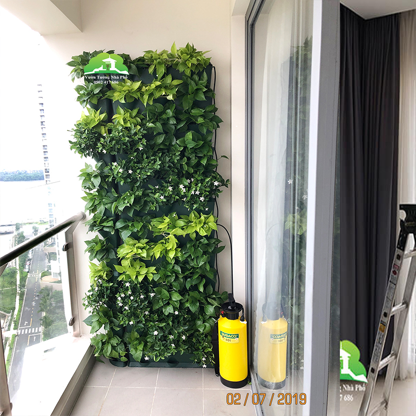 Chậu Trang Trí Cây Ban Công Đứng Vertical nhập khẩu Minigarden Bồ Đào Nha KÈM giải pháp Tưới Nhỏ Giọt Bán tự động dù ban công KHÔNG có vòi cấp nước