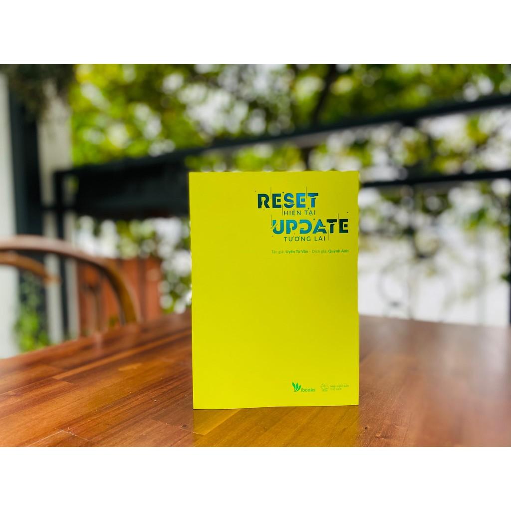 Sách - Reset Hiện Tại, Update Tương Lai ( tặng kèm bookmark Sáng Tạo )