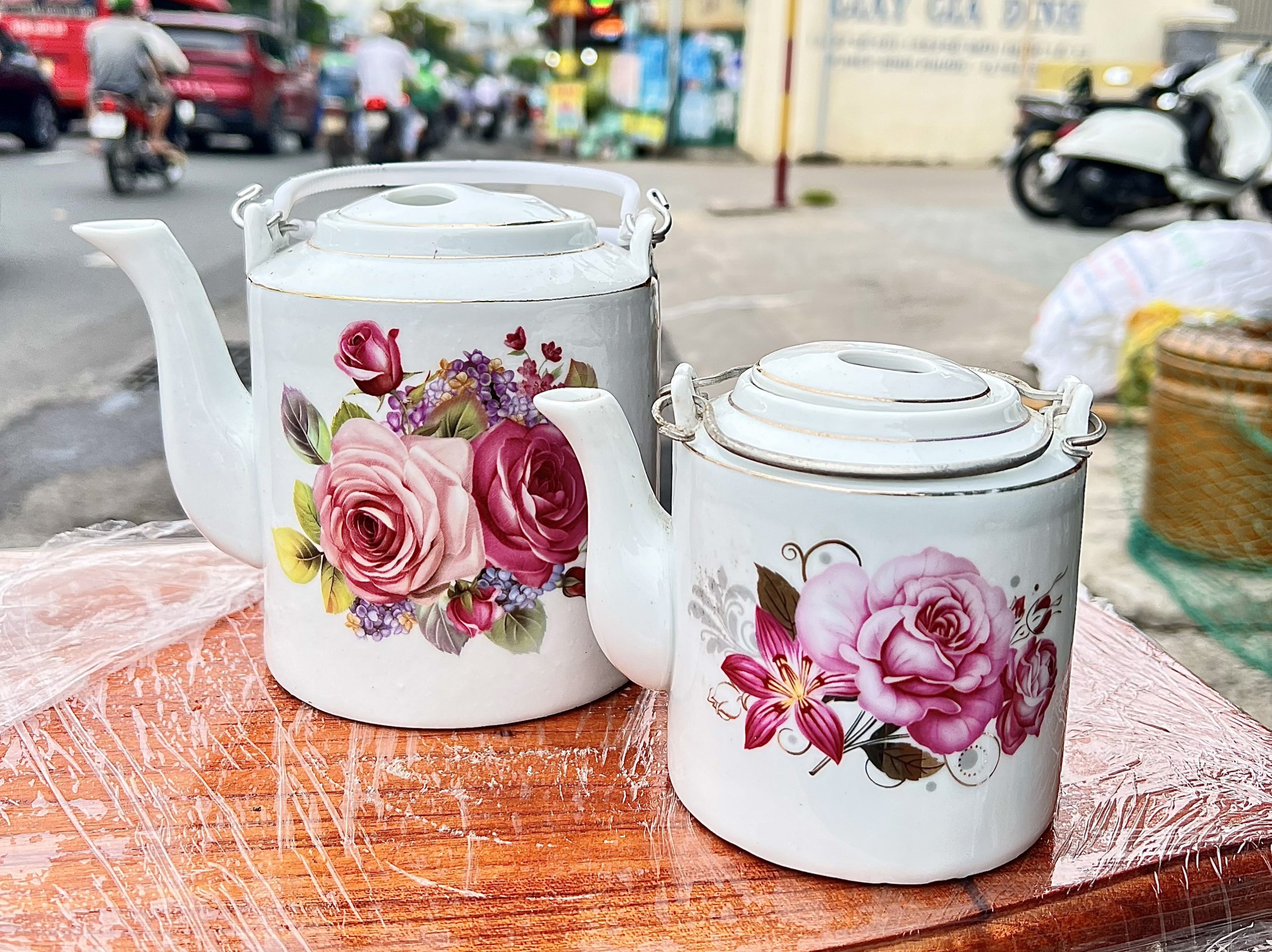 Ấm Trà sứ Bát Tràng cao cấp họa tiết bông hoa