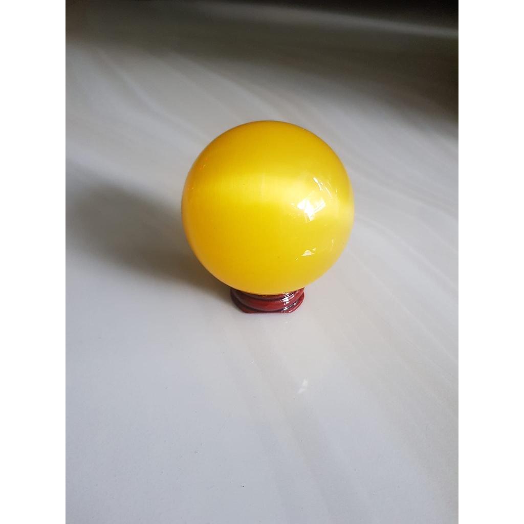 Trái Bi Phong Thủy Vàng Anh Tươi nhỏ vừa đá mắt mèo ánh cao 8cm x đk 6cm đế gỗ may mắn để bàn làm việc may mắn tài lộc hợp mệnh Kim, mệnh thổ, mệnh Thủy ạ