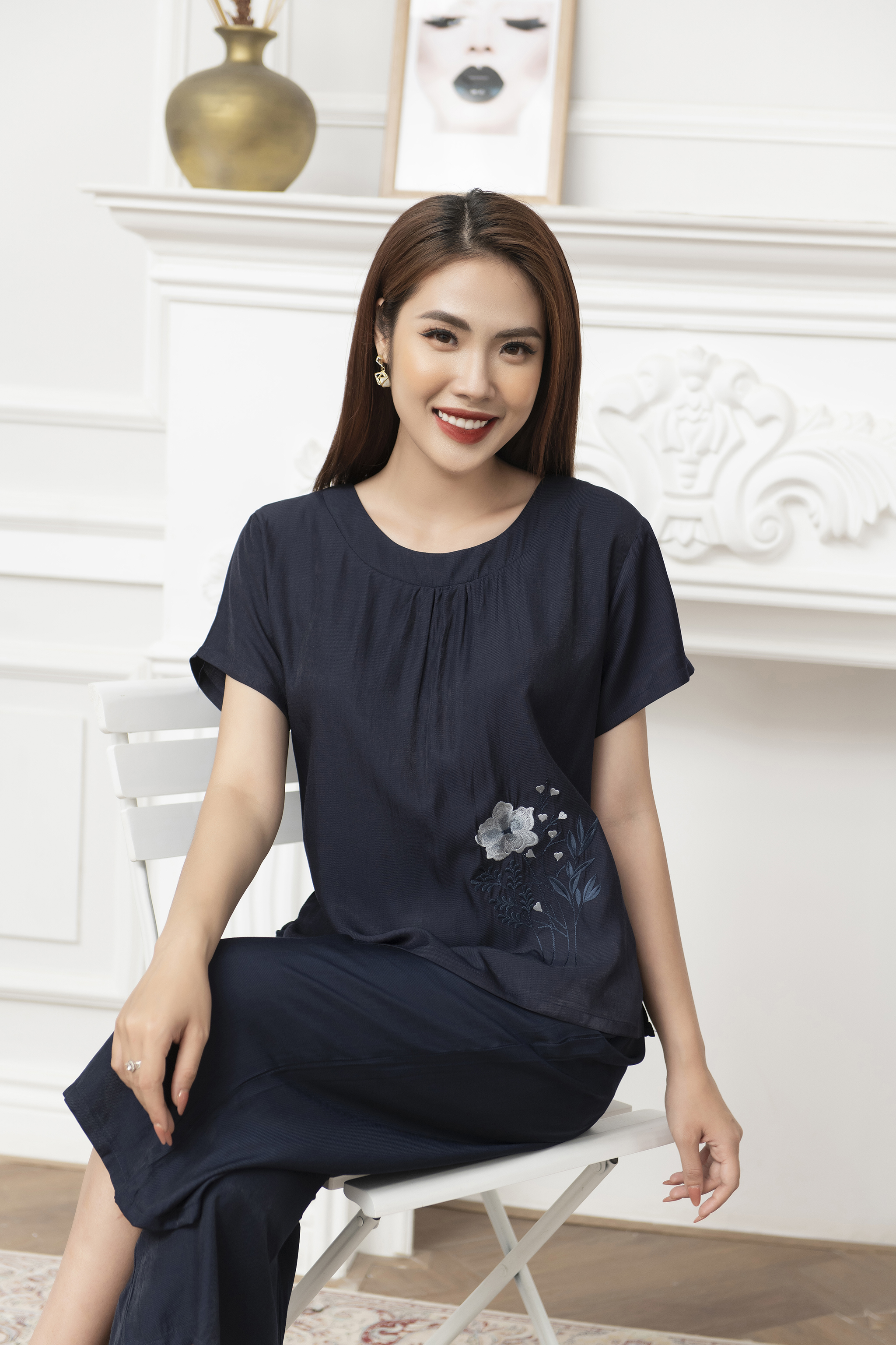 Bộ đồ nữ mặc nhà trung niên thêu hoa Vicci DGS.06 áo cộc quần lửng,chất liệu đũi mềm nhẹ, thoáng mát