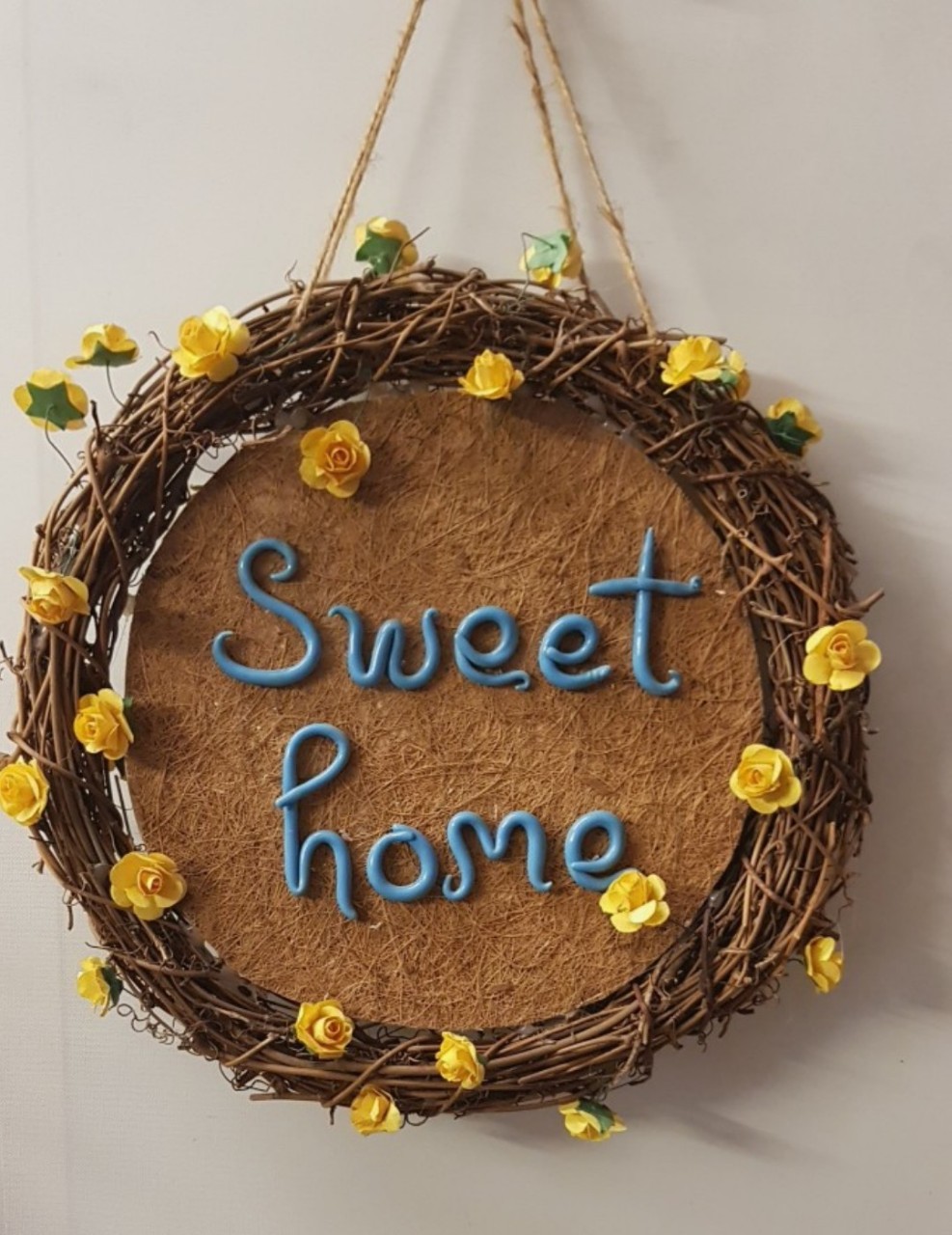 Vòng hoa trang trí, vòng hoa gỗ kết hợp cùng thông điệp "Sweet Home", phụ kiện trang trí nhà cửa xinh xắn. Món quà dễ thương dành tặng bạn bè, người thân. Giao từ HCM