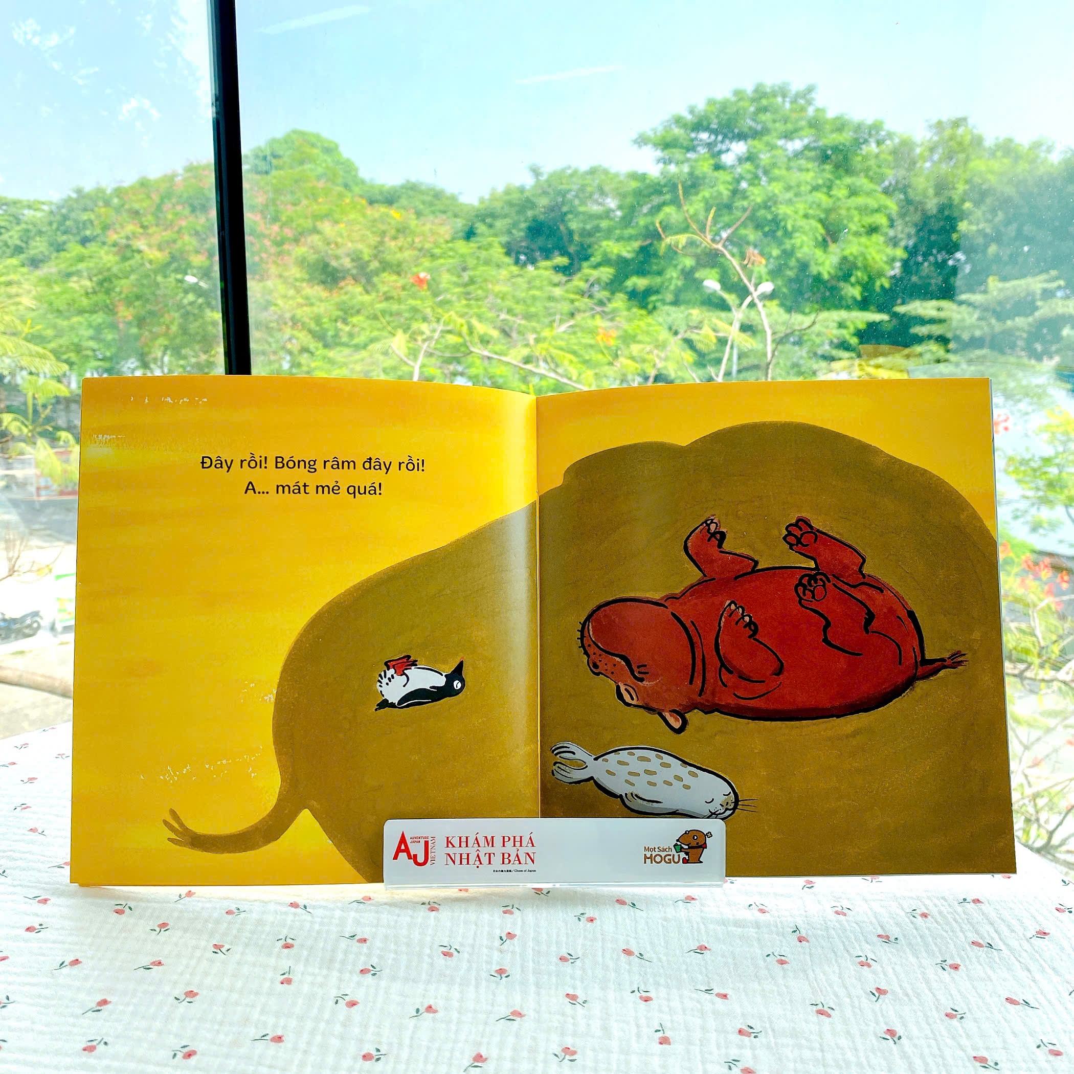 Sách cho bé 0 3 tuổi - Sách học động vật và so sánh Nóng quá, nóng quá (Tranh truyện Ehon Nhật Bản)