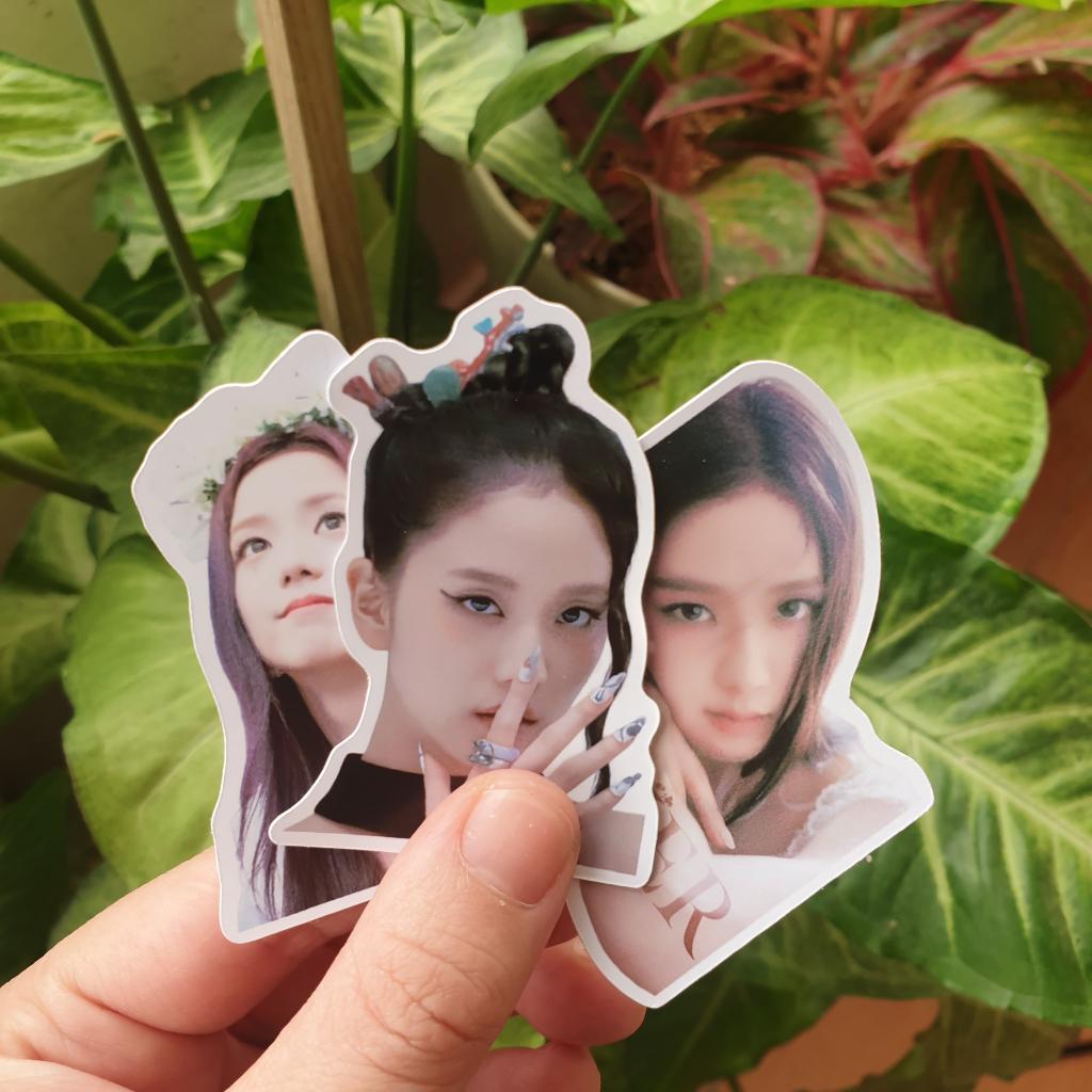 Sticker Jisoo Album Me Flower trang trí mũ bảo hiểm, đàn, guitar, ukulele, điện thoại laptop