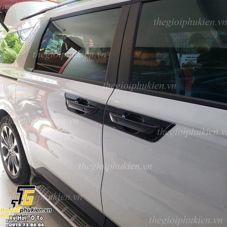 Ốp hõm cửa xe Kia Carnival 2022 nhựa ABS vân Carbon cao cấp