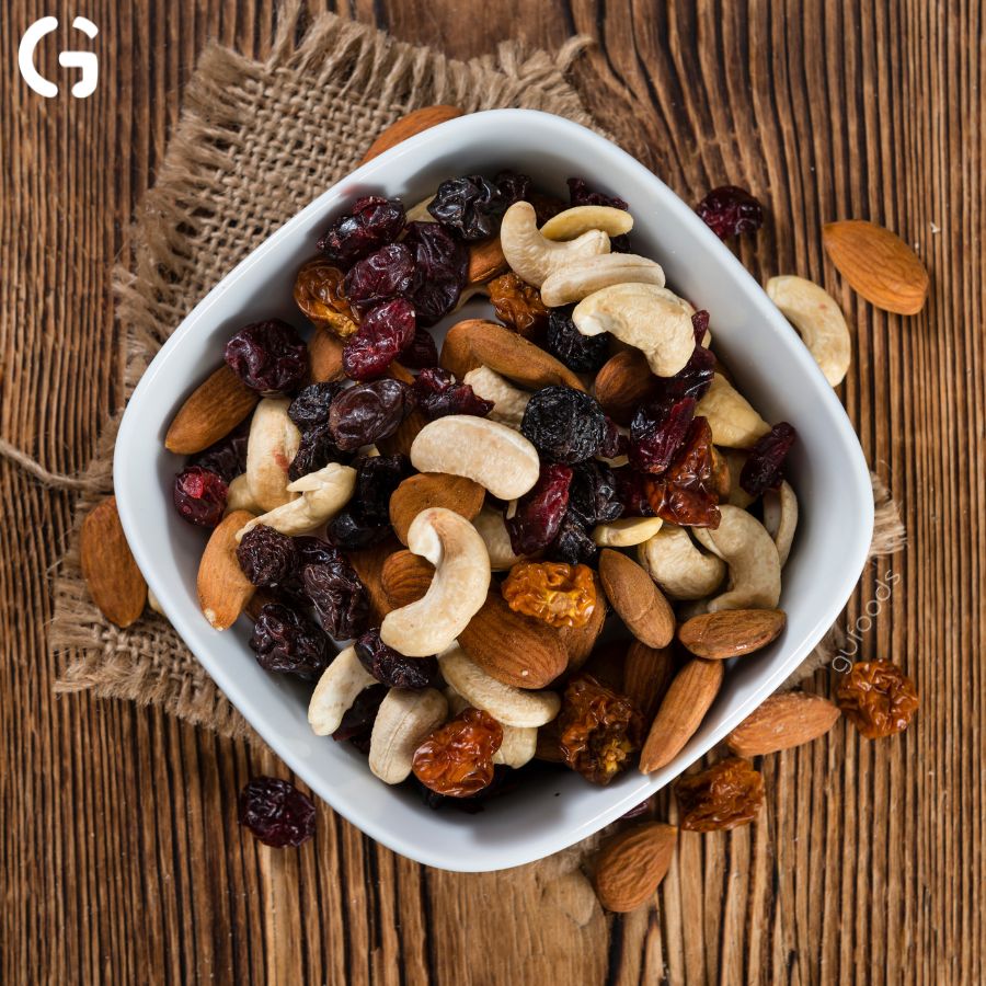 Granola thuần chay nướng mật dừa nước GUfoods (0% yến mạch; Mix siêu hạt mắc ca, nam việt quất, hạnh nhân, hạt điều, nho khô) - Dinh dưỡng, Tiện lợi, Thơm ngon, Giàu lợi ích sức khỏe