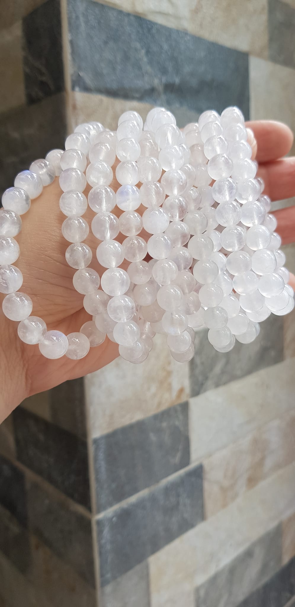 Vòng tay phong thuỷ may mắn moon trắng tự nhiên 8mm hay đá ánh trăng trắng trong bóng đẹp size vòng hạt 8mm màu trắng trong sáng tươi đẹp chuẩn hợp nữ mệnh kim mệnh thuỷ đeo ạ
