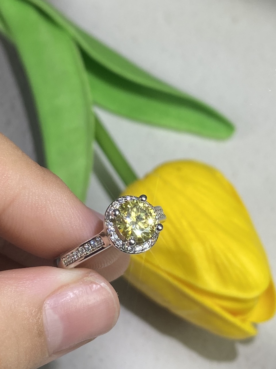 Nhẫn Moissanite 1carat Kim Cương nhân tạo và Bạc 925 xi Bạch Kim