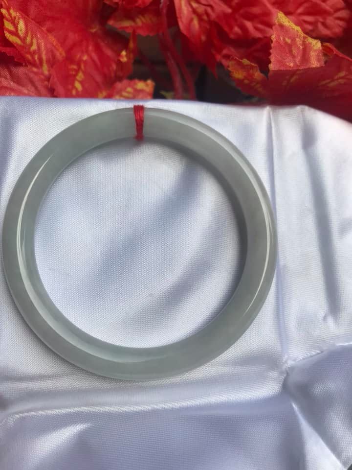 VÒNG TAY ĐÁ CẨM THẠCH MỚI TRẮNG 54mm x dầy 7,8mm  MÀU TRẮNG TINH BÓNG ĐỀU CẢ VÒNG RẤT ĐẸP  CHUẨN NỮ Mệnh KIM THUỶ 54kg đến 64kg Đeo ạ