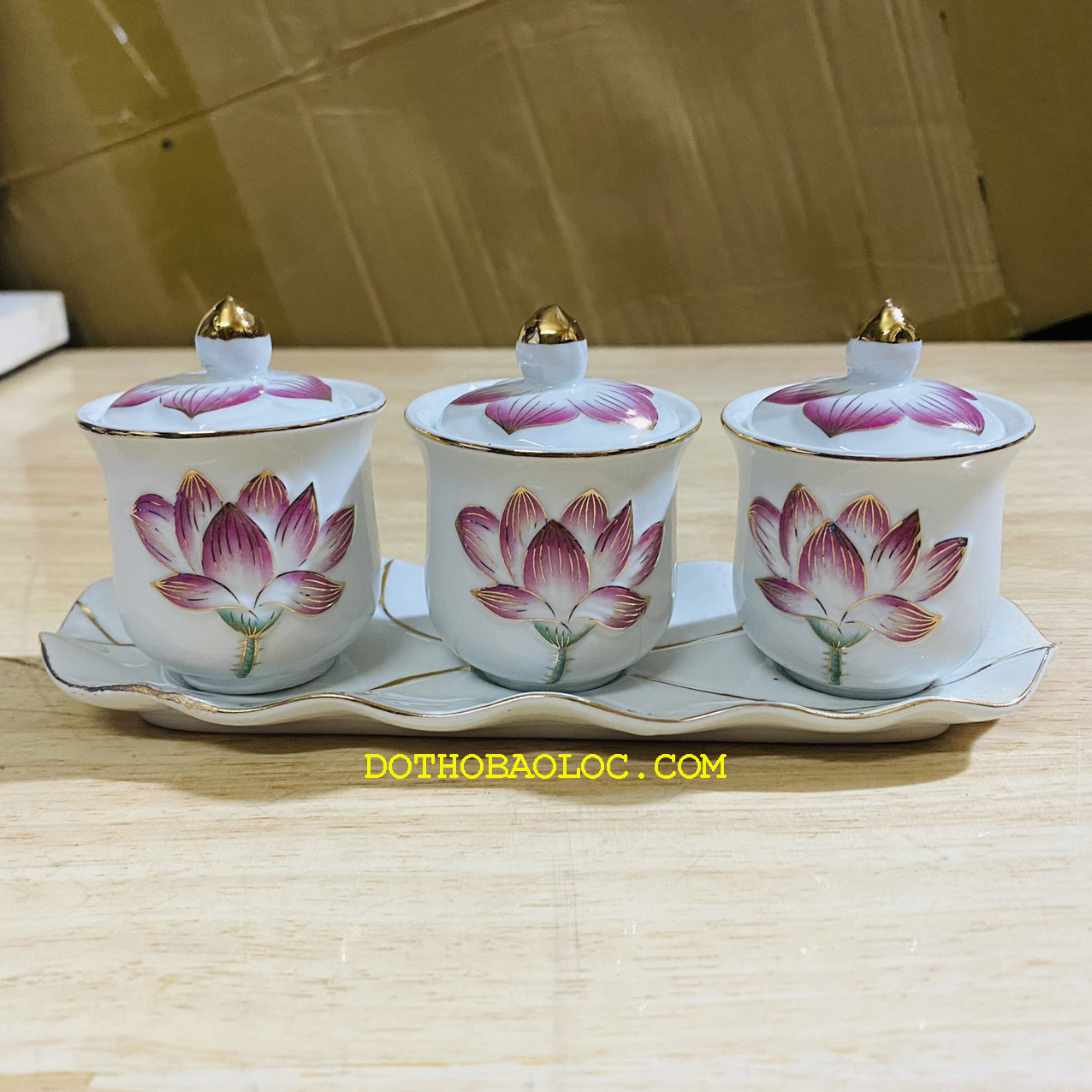Chum nước thờ có nắp bạch ngọc sứ hoa sen tím nổi 2 loại: bộ 3 ly và 5 ly