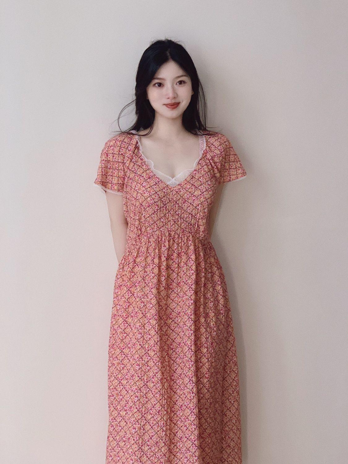 CHENGRUI Cùng ngày vận chuyển Vintage hoa vỡ trà nghỉ ăn phụ nữ 2023 mùa hè sexy khí chất váy dài trung bình