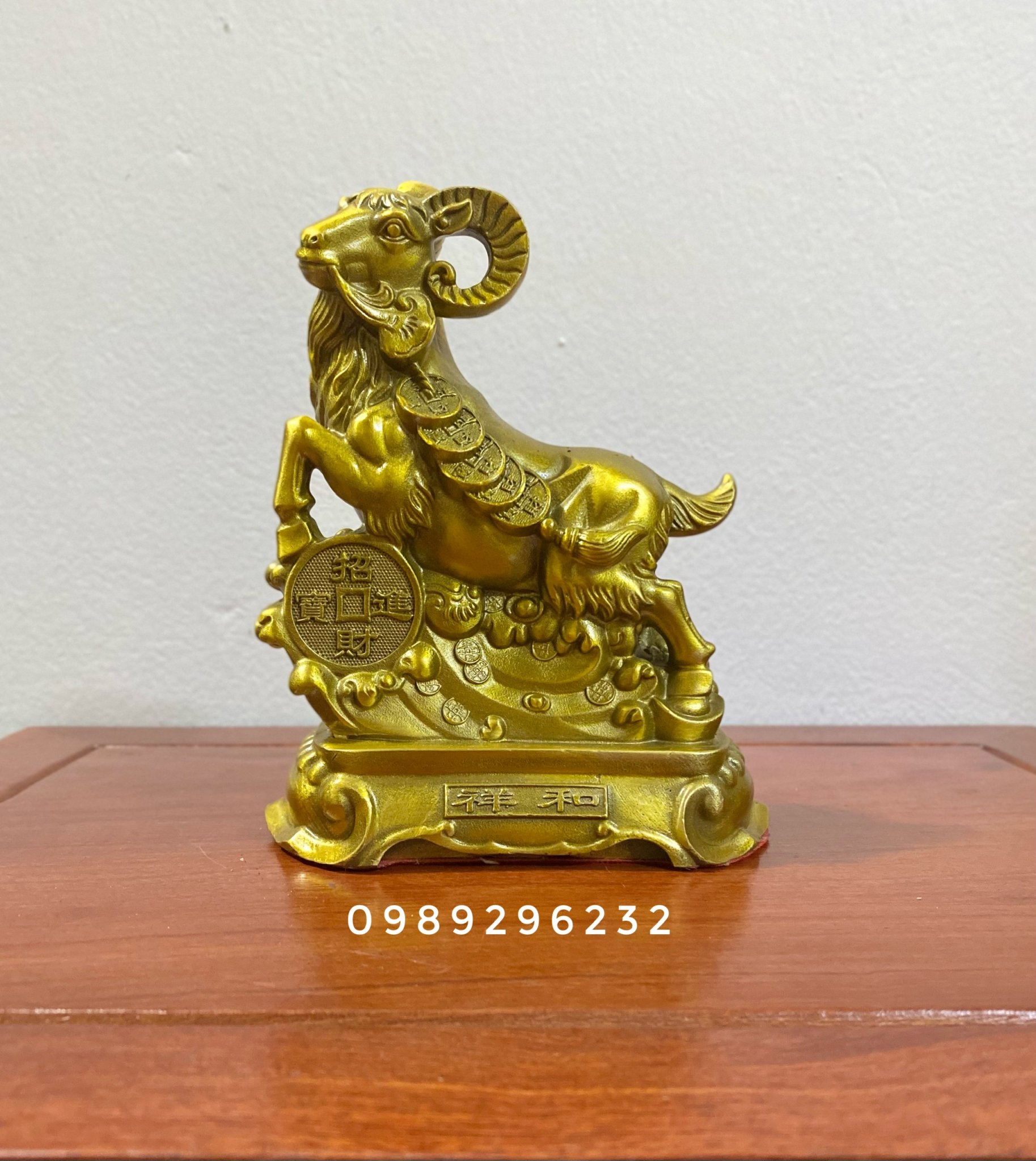 Tượng con Dê ngậm dây tiền phong thuỷ bằng đồng vàng