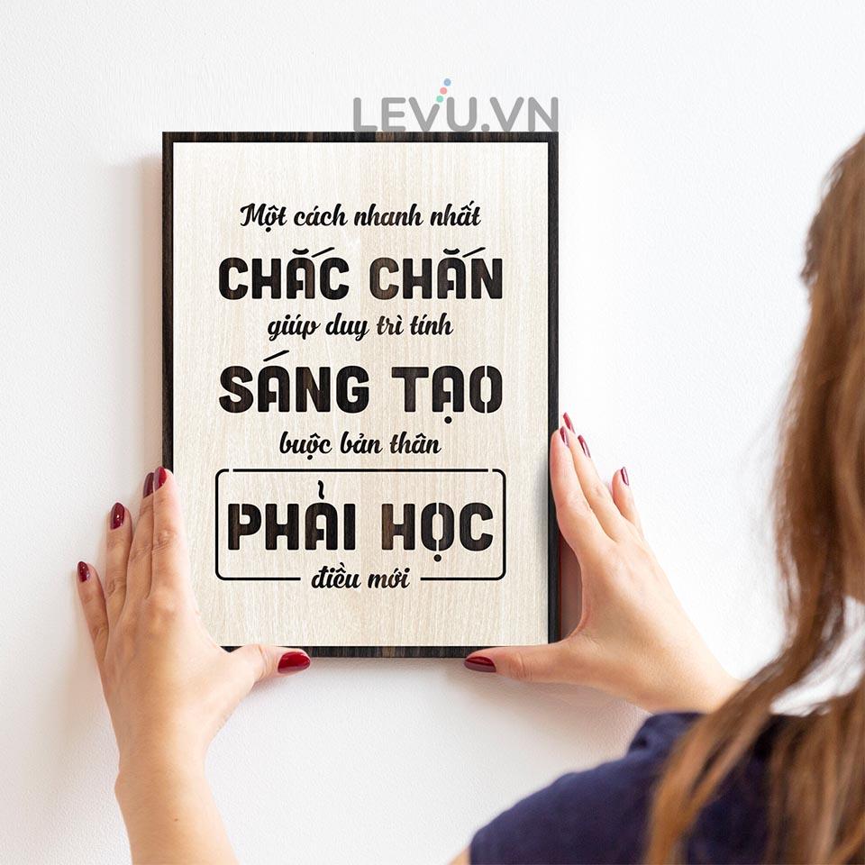 Tranh Gỗ slogan LEVU LV113 "Một cách nhanh nhất chắc chắn giúp duy trì tính sáng tạo là buộc bản thân phải học điều mới"