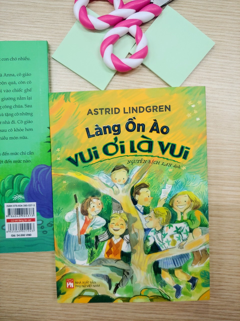 Làng ồn ào vui ơi là vui - Astrid Lindgren