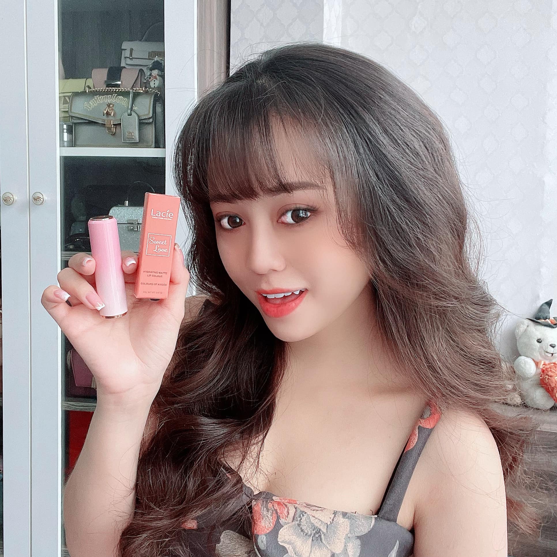 SON MÔI LÌ CAM SAN HÔ DƯỠNG MỊN CHỐNG KHÔ MÔI - SWEET LOVE