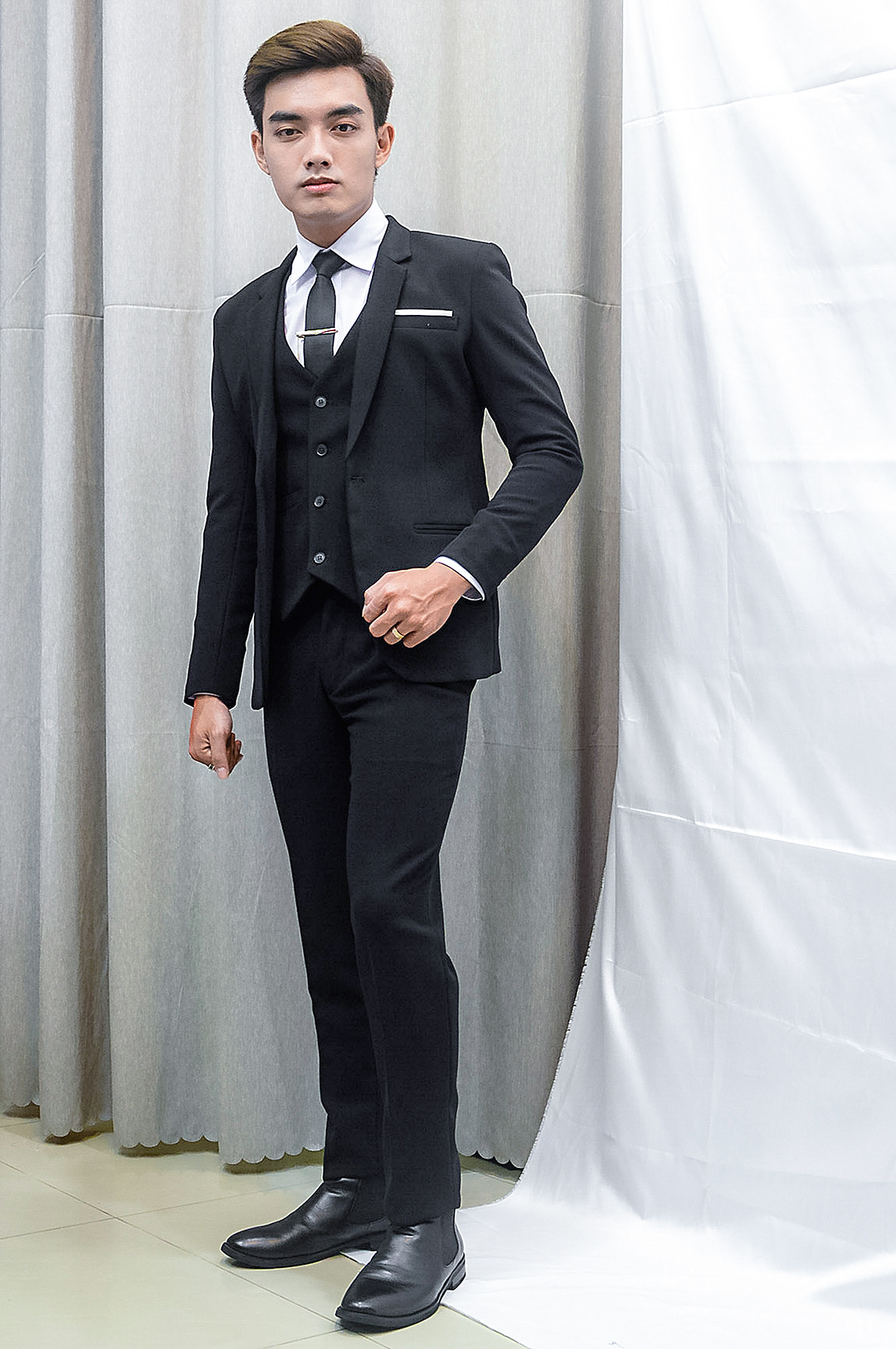 Combo bộ vest nam 1 nút và gile ôm body màu đen chất liệu co dãn , thoáng mát  tặng kèm combo phụ kiện