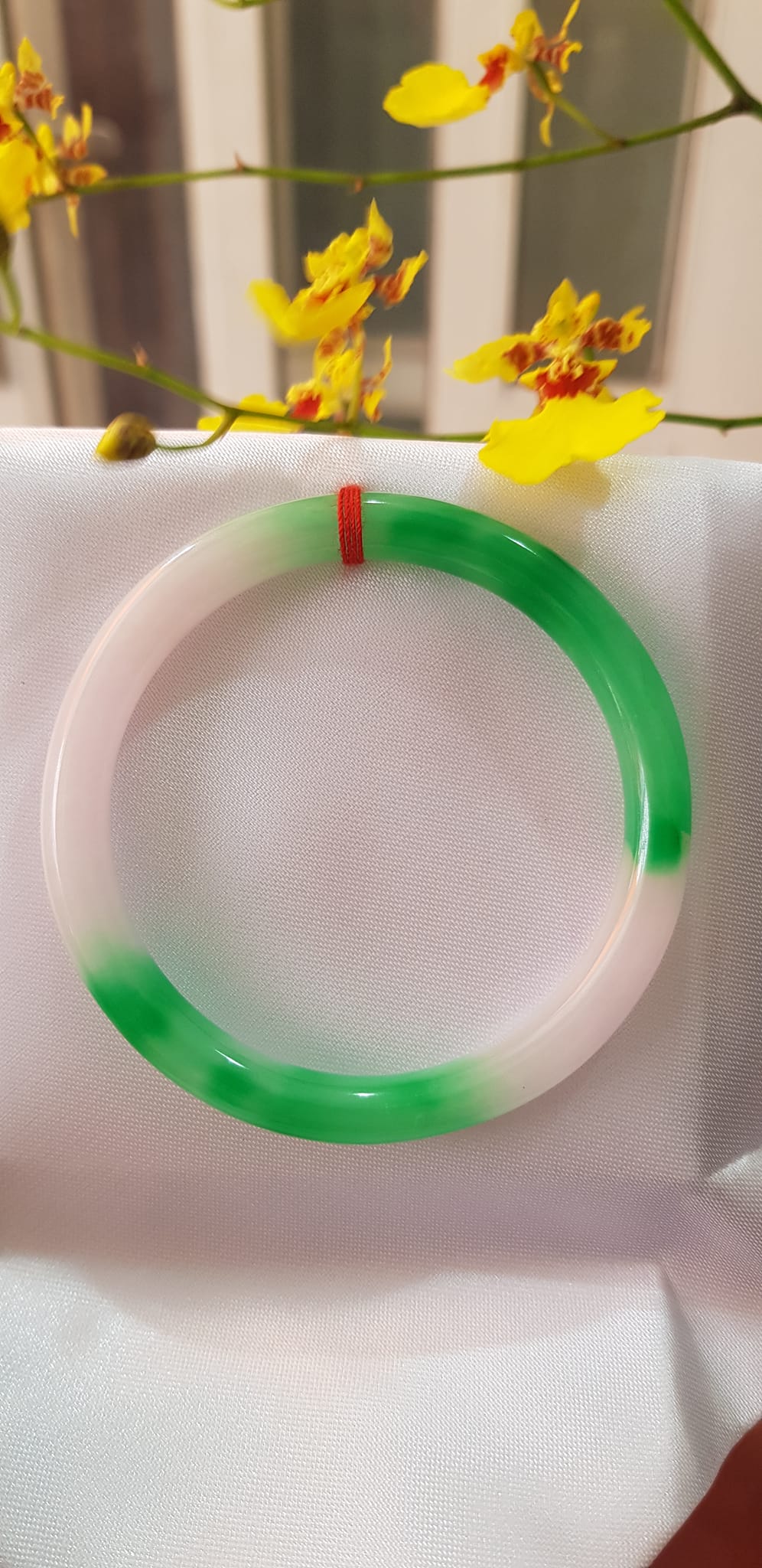 Vòng tay đá Cẩm Thạch mới TR Lý 51mm x cọng 6,2mm Màu Xanh lý 2 bên trắng đều đẹp Nữ 50kg - 53kg đeo lên xinh tay lắm luôn ạ món quà tặng ý nghĩa ạ