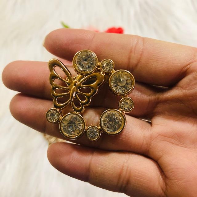 Cài áo hoa đính đá trắng phối hình bướm. KT 4 x 4cm