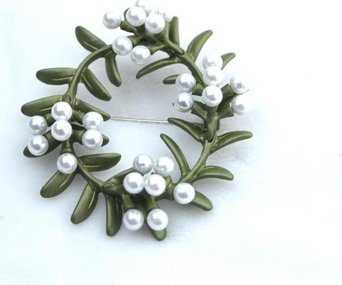 Cài áo  thời trang vòng nguyệt quế lá xanh phối ngọc trai nước ngọt GC202