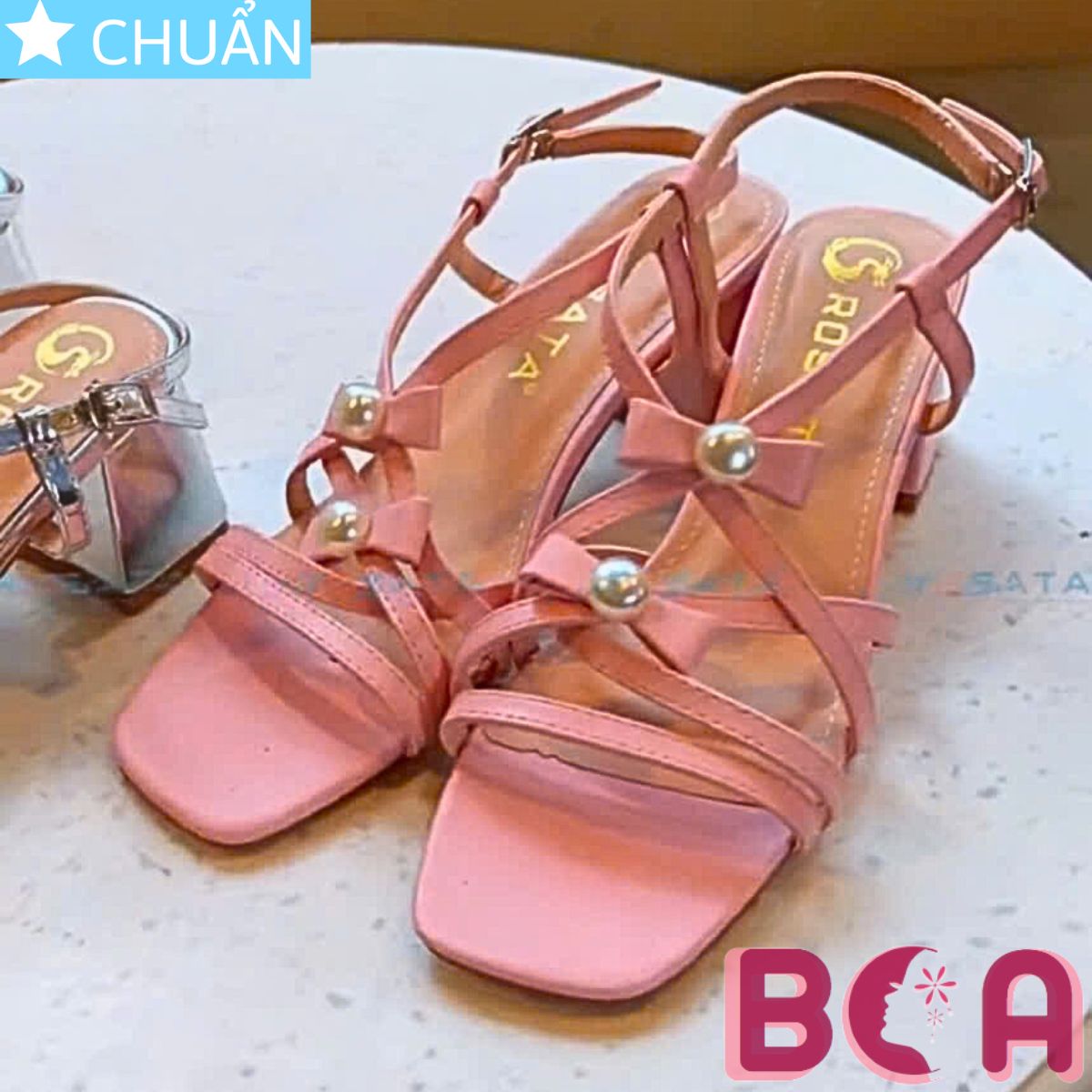 Xăng đan nữ gót vuông cao 5 phân RO673 ROSATA tại BCASHOP đính nơ cùng màu và ngọc trai sang trọng, điệu đà, xinh xắn